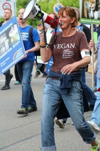 Demo gegen Tierversuche in Tübingen mit MUT-Banner und Megaphon