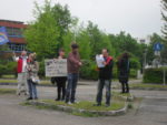 Mahnwache mit Plakaten und Fahnen gegen Circus Krone in Rastatt