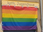 CSD-Flagge am katholischen Jugendhaus